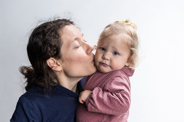 mère embrasse sa fille, de l'amour