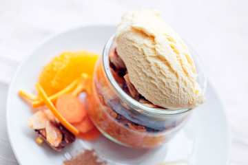 Glace au lait accompagné de carrottes à la cannelle et à l' orange