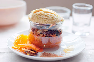 Glace au lait accompagné de carrottes à la cannelle et à l' orange