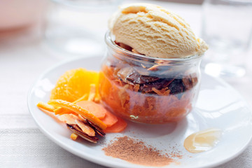 Glace au lait accompagné de carrottes à la cannelle et à l' orange