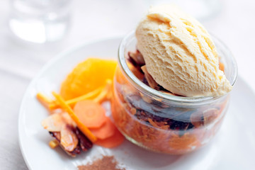 Glace au lait accompagné de carrottes à la cannelle et à l' orange