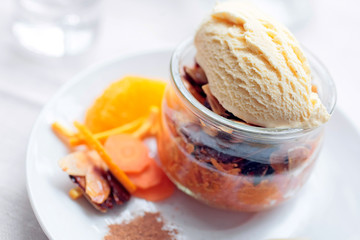 Glace au lait accompagné de carrottes à la cannelle et à l' orange