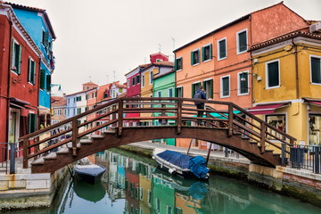 Fototapeta na wymiar burano, italien - idyllischer kanal mit holzbrücke