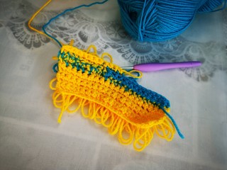 crocheting, elongated loops, yellow blue2
