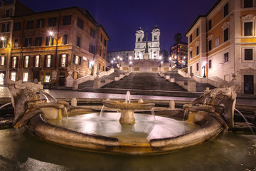 Naklejka premium fountain at night in Rome