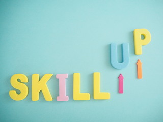 スキルアップの単語と上向きの矢印