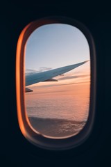 Beau coucher de soleil à travers la fenêtre de l& 39 avion