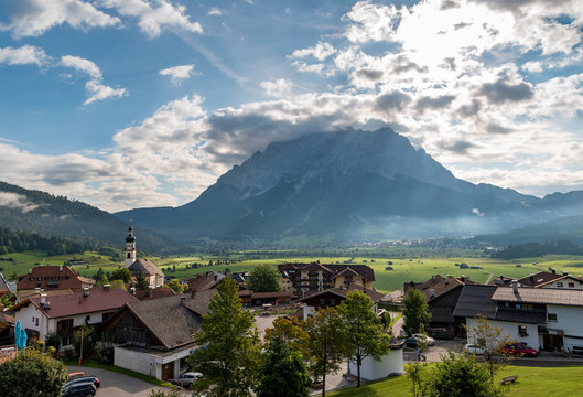 Blick auf den ber&uuml;hmten Berg Zugspitze am Morgen mit Nebel im Tal