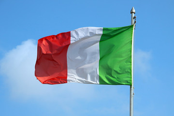Naklejka na ściany i meble BANDIERA ITALIANA CON CIELO BLU ITALIAN FLAG WITH BLUE SKY 