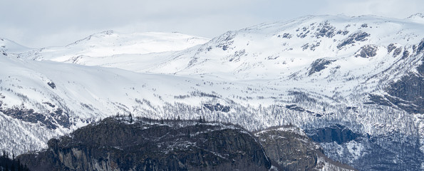Szczyty górskie pokryte śniegiem w Hemsedal w Norwegii - obrazy, fototapety, plakaty