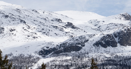 Szczyty górskie pokryte śniegiem w Hemsedal w Norwegii