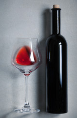 ein Glas und eine Flache Rotwein close up