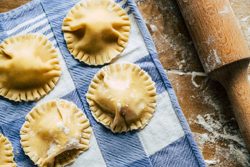 Raviolis fait maison avec pâte fraiche fourrés aux crevettes et gingembre