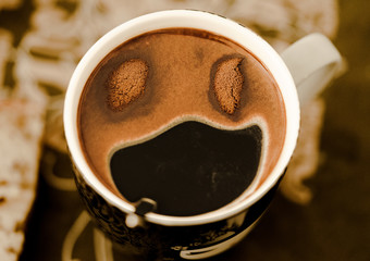 Sourire dans le café