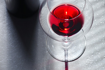 ein Glas und eine Flasche Rotwein 