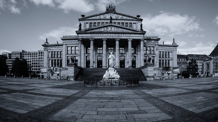 Schillerdenkmal vor dem Konzerthaus