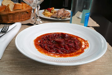 alubias rojas morcilla chorizo alimento restaurante