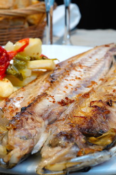 caballa al horno de le&ntilde;a con patatas y pimientos