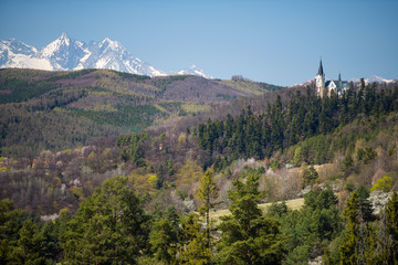 Fototapeta premium Basilica of the Visitation of the Blessed Virgin Mary in Levoca, peaks of High Tatras in background, Slovakia