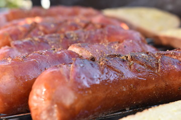 Świeża, soczysta kiełbasa przyrządzana na grillu.