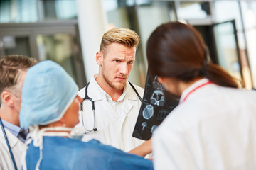 Obraz premium Medical team in radiology discusses MRI