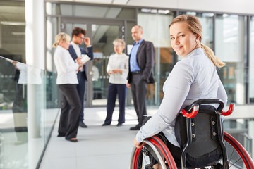 Geschäftsfrau als Rollstuhlfahrer für Inklusion Konzept