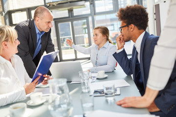 Fototapeta premium Team Geschäftsleute bei einer Strategie Diskussion