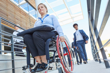 Behinderte Frau als Rollstuhlfahrer auf einer Rampe