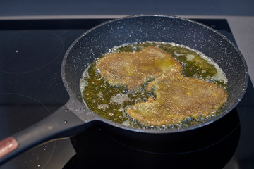 Freir filetes empanados en aceite de oliva 
