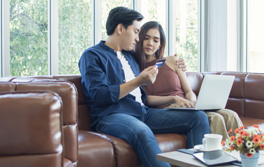 Obraz premium A couple is shopping online at home