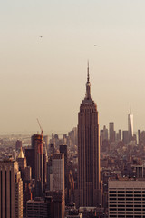 Fototapeta na wymiar Blick auf Manhattan mit dem Empire State Building von der Aussichtsplattform „Top of the Rock“ zum Sonnenuntergang im Sommer