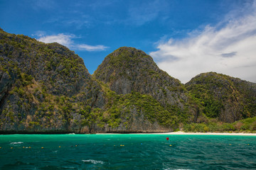 Fototapeta na wymiar Egzotyczne krajobrazy i dzika roślinność Tajlandii. Piękne i piaszczyste plaże, lasy tropikalne i błękitna laguna. Skały i klify na oceanie. Tło natury.