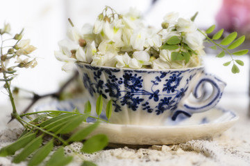 Festa della mamma,tazzina di fiori  sopra il tavolo