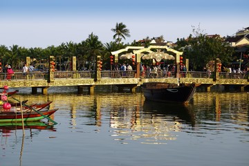 Obraz premium hoi ans traditional japanese bridge