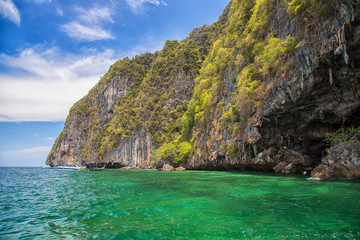 Widok na zielony ocean i skały, egzotyka, Tajlandia   © anettastar