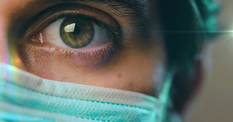 Occhio verde, di un medico chirurgo con la mascherina