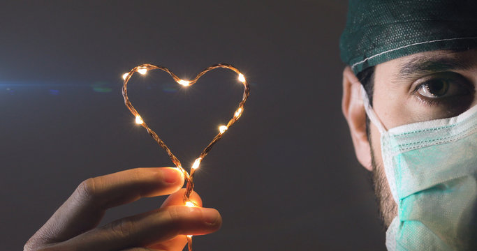 Medico responsabile dei malati di coronavirus tiene in mano un simbolo del cuore per dare speranza