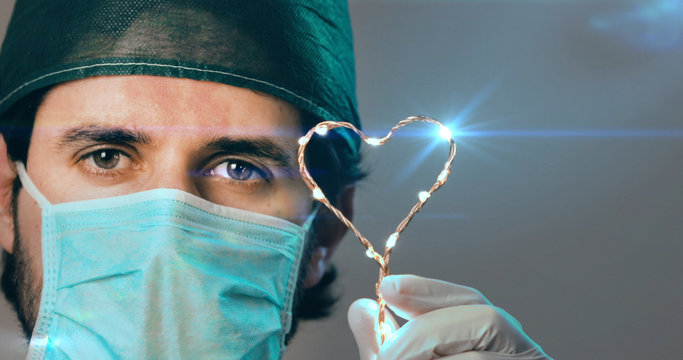 Medico da speranza con un regalo ai pazienti