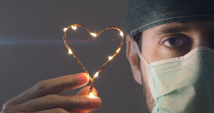 Medico da speranza con un regalo ai pazienti