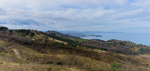 Fototapeta na wymiar Vista del ratón de Getearia desde la ladera a la espalda del monte Igueldo. Donostia San Sebastián. Guipúzcoa, País Vasco, 