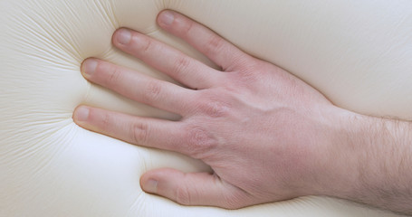 Mano sta toccando il materasso in memory foam