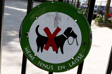 Panneau d'interdiction d'entrée des chiens dans un parc