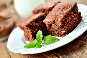 Gingerbread cakes with leaves of mint. Close-up view.