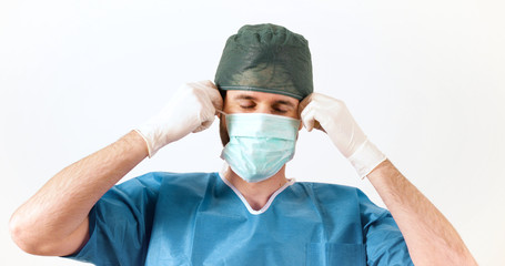 Fototapeta na wymiar Medico chirurgo si sta mettendo la mascherina