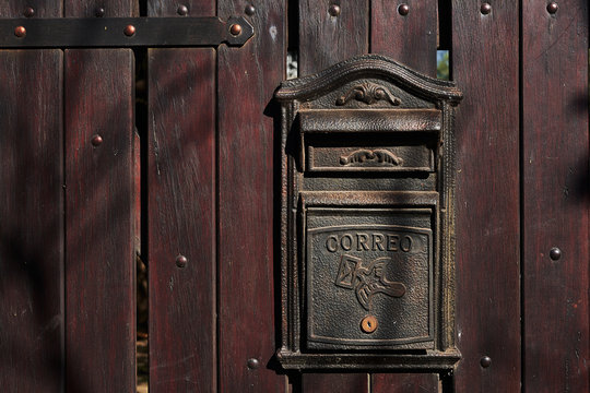 Buzon de cordero de fundici&oacute;n sobre una puerta de madera