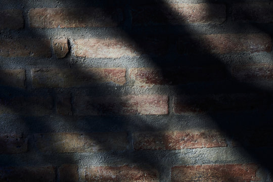 Luces y sombras en una pared de ladrillos