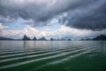 Widoki i egzotyczne krajobrazy i dzika roślinność Tajlandii. Piękne i piaszczyste plaże, lasy tropikalne i błękitna laguna. Skały i klify na oceanie.  © anettastar