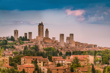 Naklejka premium Beautiful summer sunset after rain near San Gimignano, Tuscany, Italy