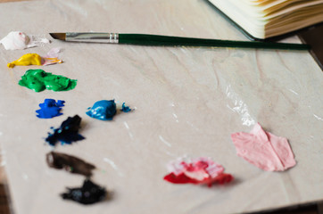 Obraz premium art process painting with brushes and mixing gouache paints with palette knife