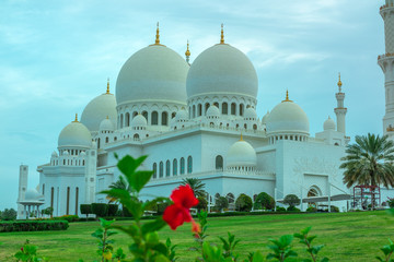 Fototapeta na wymiar Sheikh Zayed Grand Mosque in Abu Dhabi 